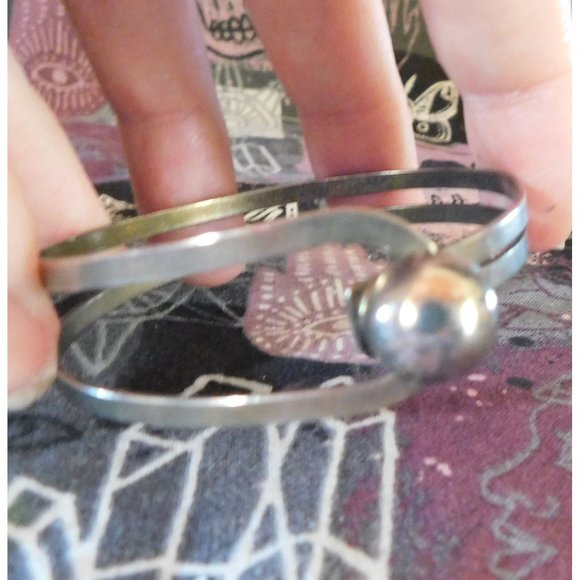 Silver Flexible Ball Clasp Bracelet - Picture 7 of 11